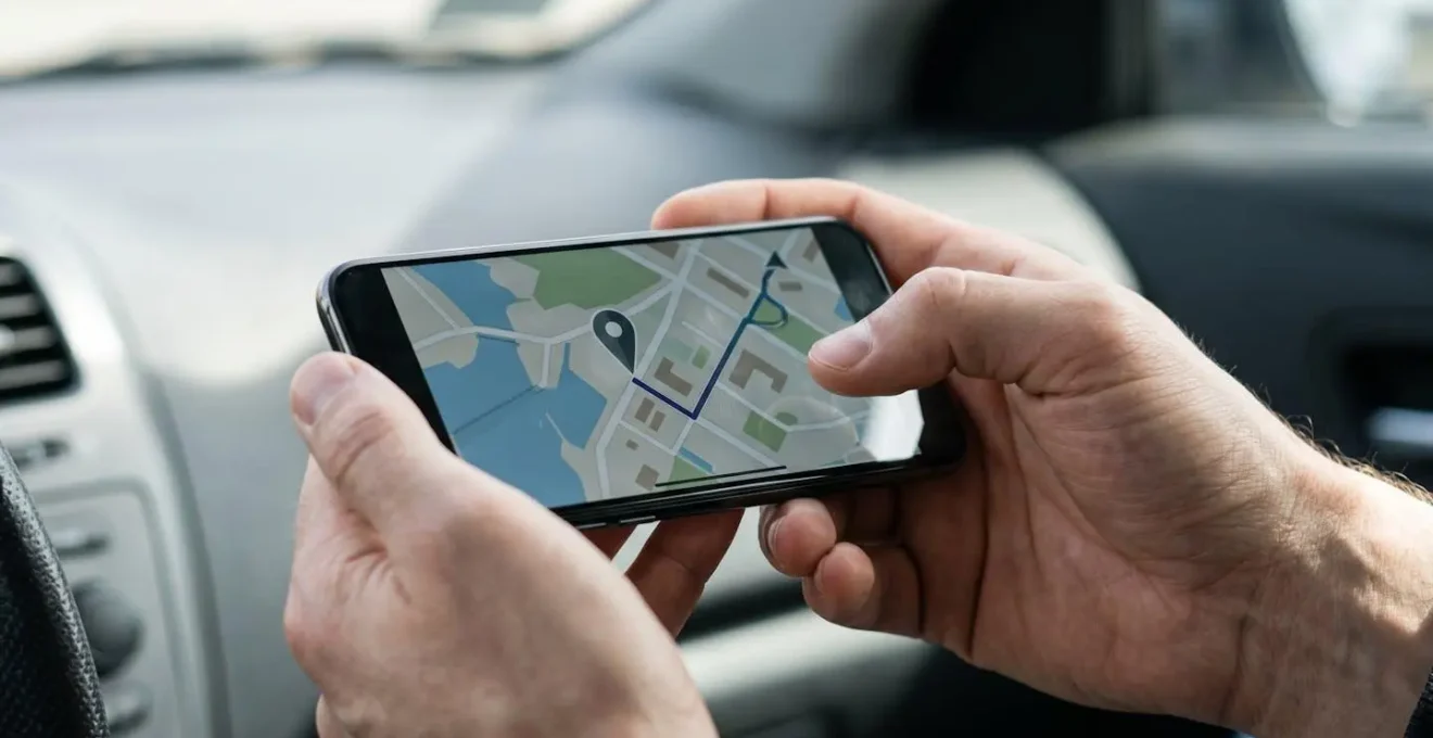 Utilisation d'une application mobile pour suivre en temps réel l'arrivée du dépanneur lors d'une panne automobile