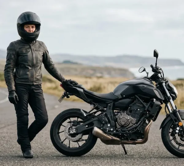Motard équipé sur sa moto, symbolisant la protection et la sécurité en assurance