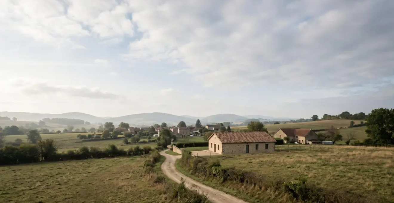 Vue contemplative d'une petite commune rurale française avec cabinet médical isolé en arrière-plan flou