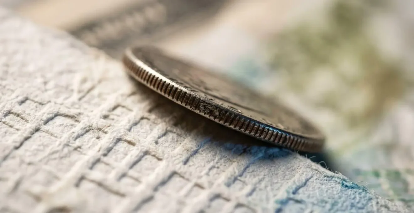 Gros plan macro sur des textures abstraites représentant l'écart financier en santé